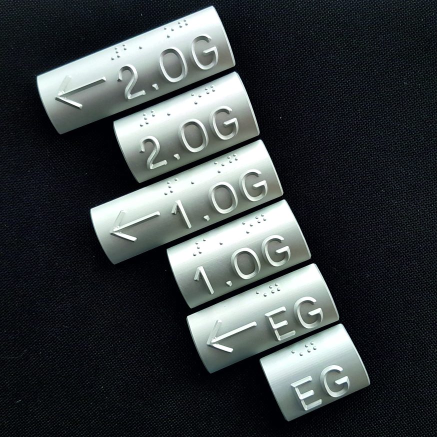 Handlaufschilder mit Beschriftungen: 2.0G, 1.0G, EG, und entsprechende Pfeile.